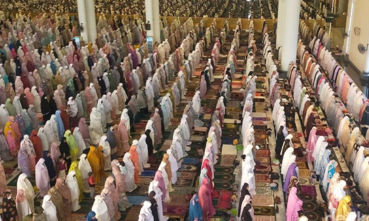 Sholat Idul Adha berjamaah, Sumber: detik.com