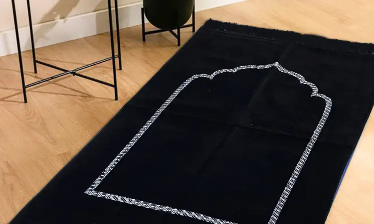 Sajadah dengan desain sederhana, Sumber: lazada.co.id